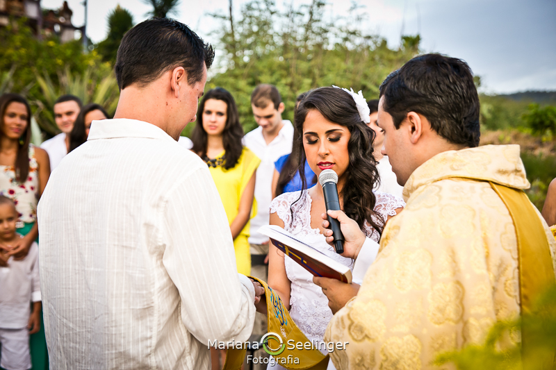 Casal de noivos emocionados no casamento na praia de camboinhas em fotografia de Mariana Seelinger Fotógrafa de Casamentos em Niterói e RJ
