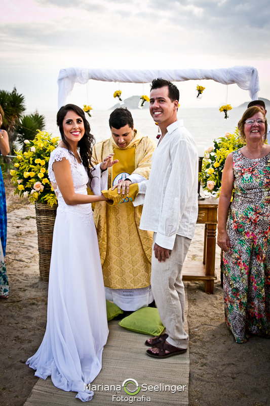 Noivos esperando a entrada da daminha com as alianças em fotografia de Mariana Seelinger Fotógrafa de Casamentos em Niterói e RJ