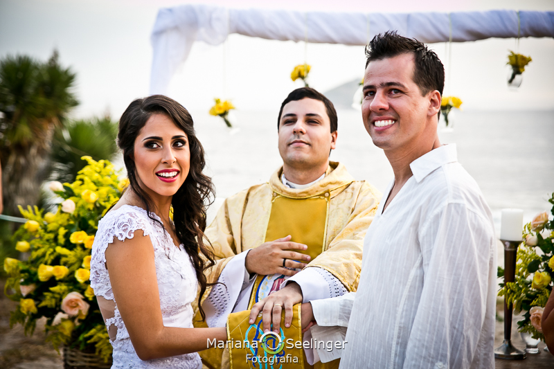 Noivos e celebrante felizes esperando a daminha com as alianças em fotografia de Mariana Seelinger Fotógrafa de Casamentos em Niterói e RJ