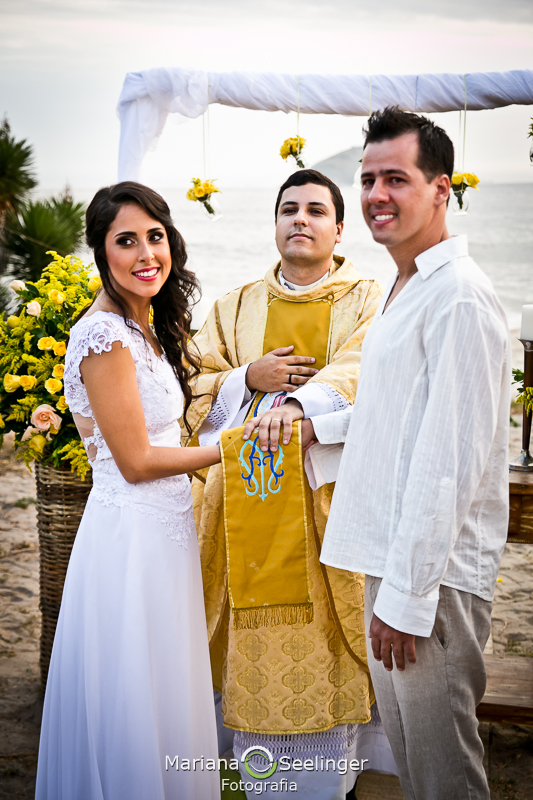 Noivos esperando as alianças no casamento na praia de campoinhas em fotografia de Mariana Seelinger Fotógrafa de Casamentos em Niterói e RJ