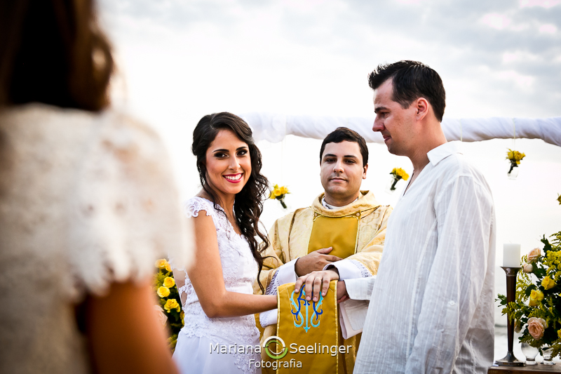 Noivos emocionados com a daminha cantando em fotografia de Mariana Seelinger Fotógrafa de Casamentos em Niterói e RJ