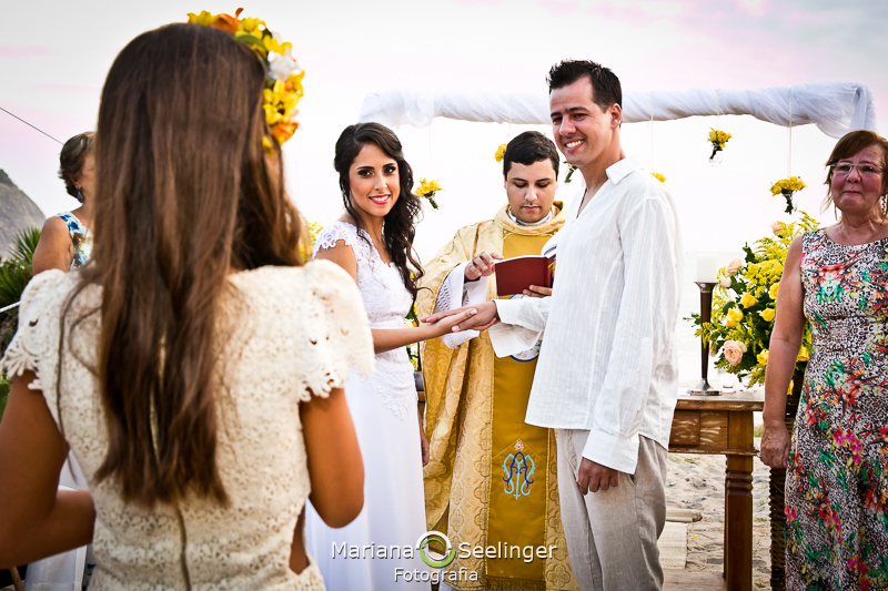 Casais emocionados com a entrada da daminha na praia de camboinhas em fotografia de Mariana Seelinger Fotógrafa de Casamentos em Niterói e RJ
