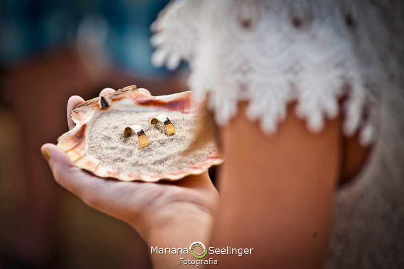 Foto da daminha segurando as alianças em fotografia de Mariana Seelinger Fotógrafa de Casamentos em Niterói e RJ