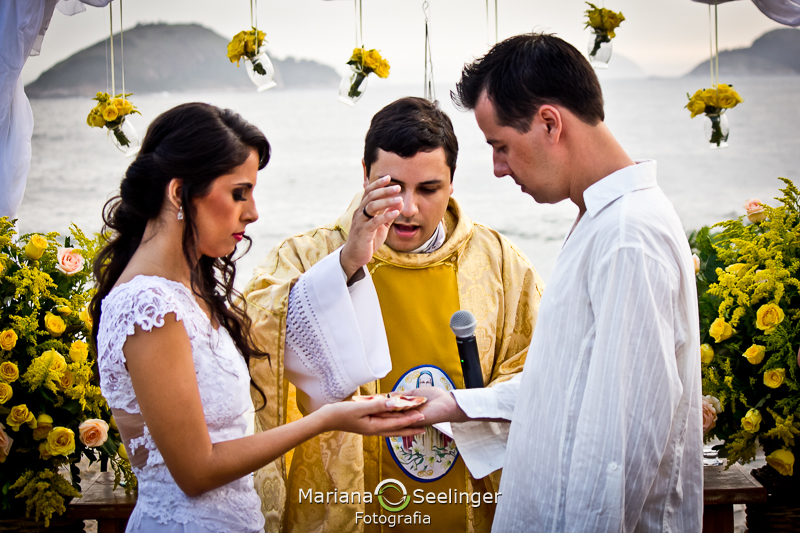 Celebrante abençoando o casal de noivos em fotografia de Mariana Seelinger Fotógrafa de Casamentos em Niterói e RJ
