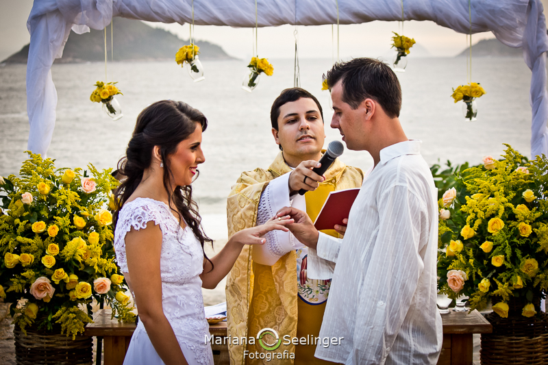 Noivo declarando seus votos a sua noiva em fotografia de Mariana Seelinger Fotógrafa de Casamentos em Niterói e RJ