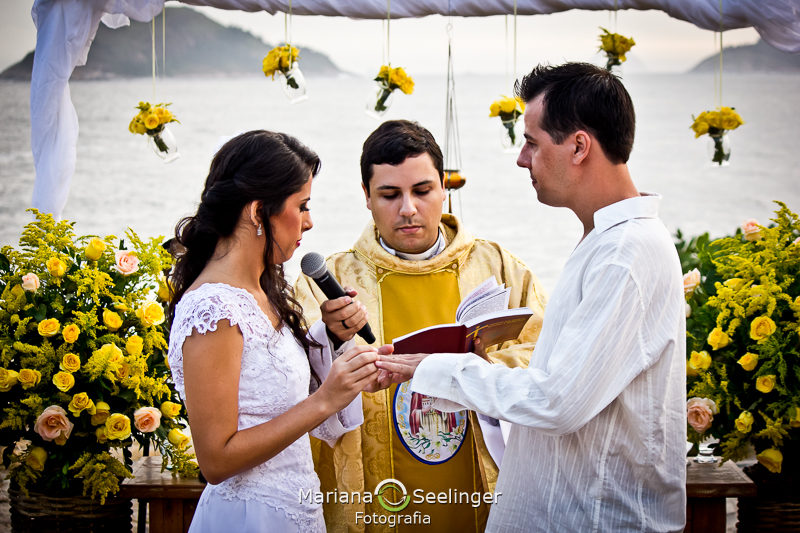 Noiva declarando seus votos em fotografia de Mariana Seelinger Fotógrafa de Casamentos em Niterói e RJ