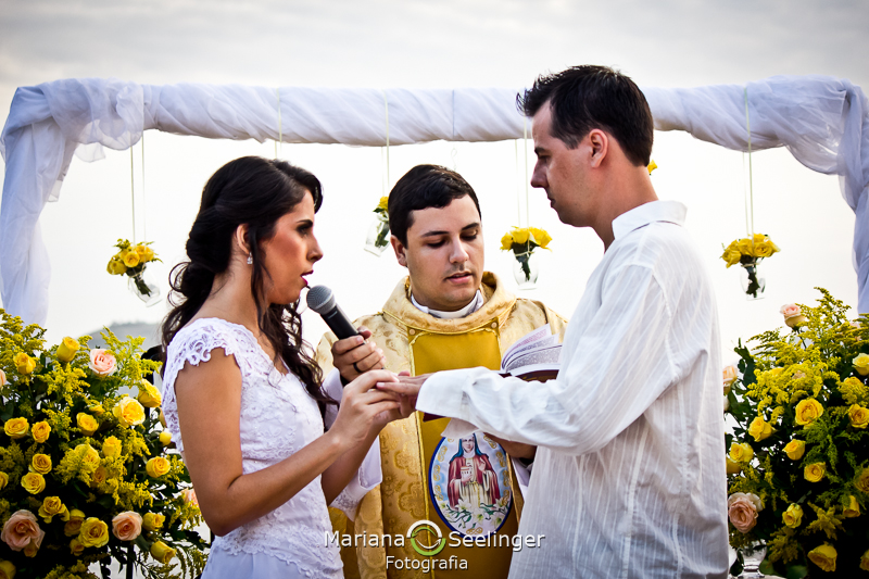 noiva declarando seus votos para seu noivo em casamento na praia de camboinhas em fotografia de Mariana Seelinger Fotógrafa de Casamentos em Niterói e RJ