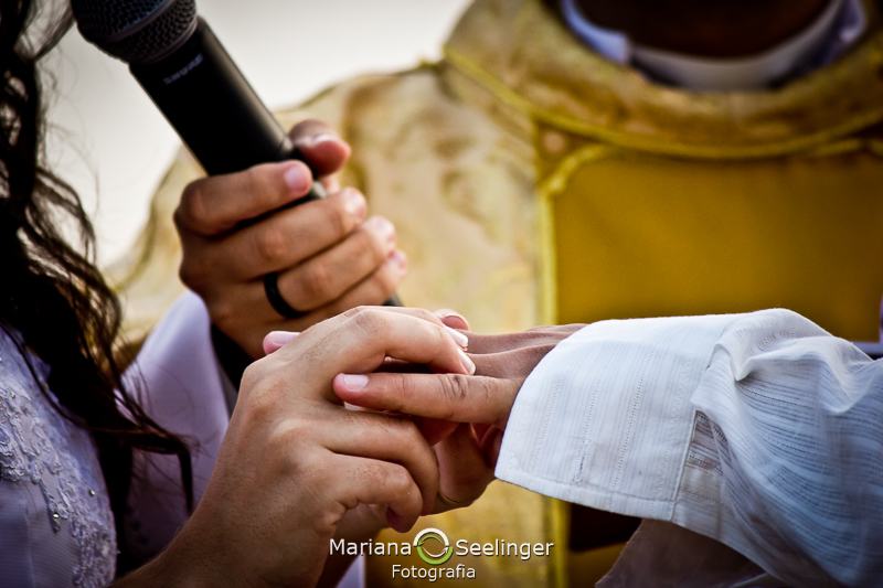 Foto do momento da troca de alianças em fotografia de Mariana Seelinger Fotógrafa de Casamentos em Niterói e RJ