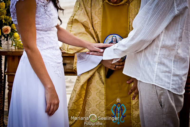 Foto do celebrante com os noivos em fotografia de Mariana Seelinger Fotógrafa de Casamentos em Niterói e RJ