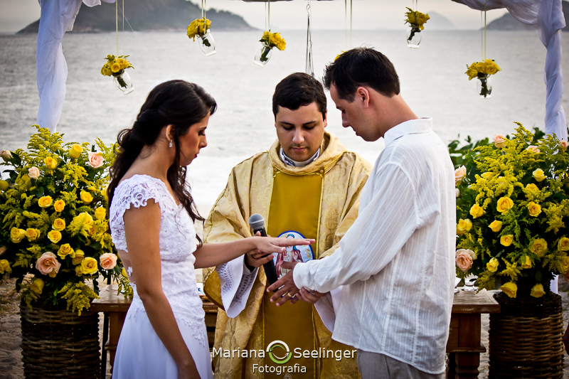 Noivos em casamento na praia de camboinhas em fotografia de Mariana Seelinger Fotógrafa de Casamentos em Niterói e RJ