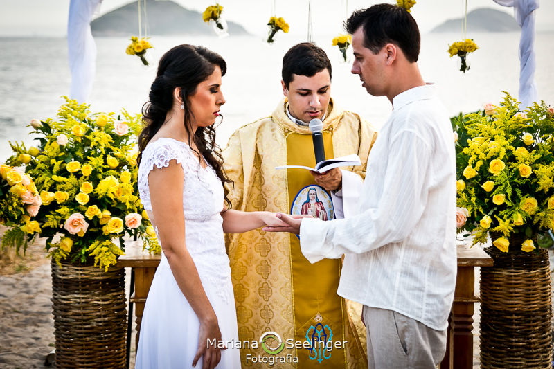 Noivo se declarando para sua noiva em fotografia de Mariana Seelinger Fotógrafa de Casamentos em Niterói e RJ