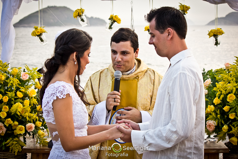 Celebrantes e noivos no altar decorado por flores verdes em fotografia de Mariana Seelinger Fotógrafa de Casamentos em Niterói e RJ