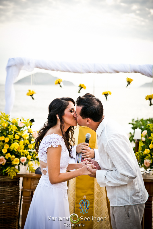Beijo dos noivos no altar em fotografia de Mariana Seelinger Fotógrafa de Casamentos em Niterói e RJ