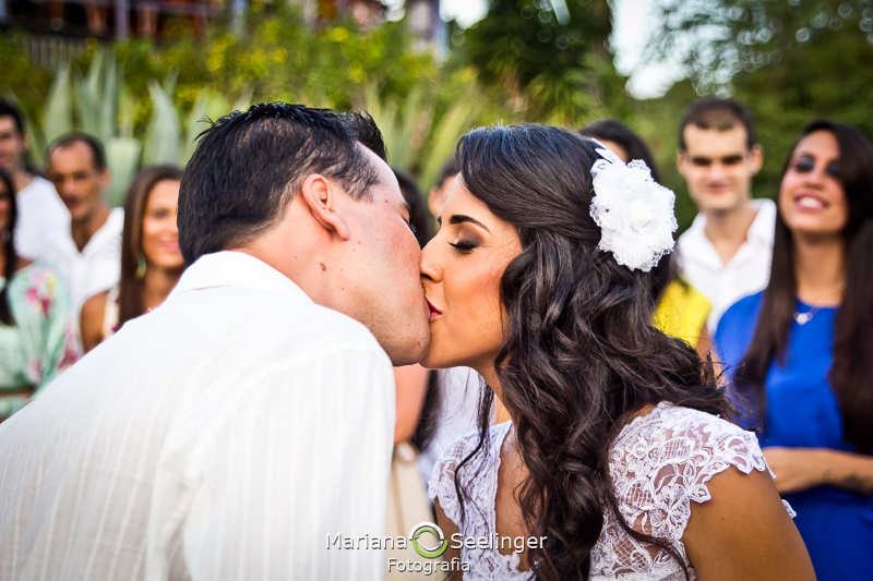 Foto do beijo dos noivos em fotografia de Mariana Seelinger Fotógrafa de Casamentos em Niterói e RJ