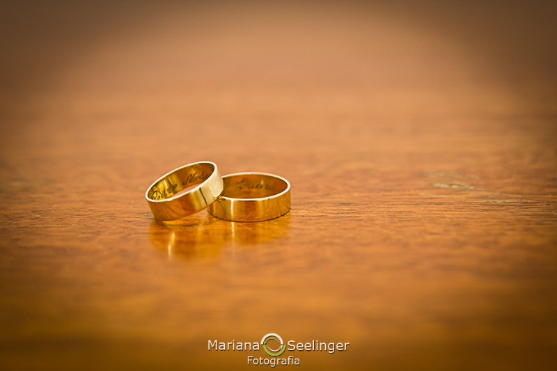 Par de alianças em fotografia de Mariana Seelinger Fotógrafa de Casamentos em Niterói e RJ