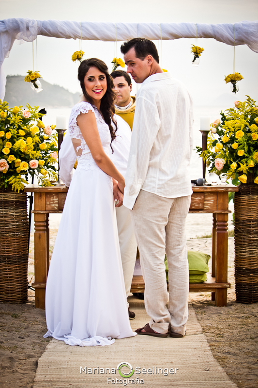 Noivos após a celebração em fotografia de Mariana Seelinger Fotógrafa de Casamentos em Niterói e RJ