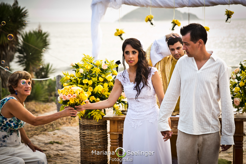 Casal de noivos saindo do altar em fotografia de Mariana Seelinger Fotógrafa de Casamentos em Niterói e RJ