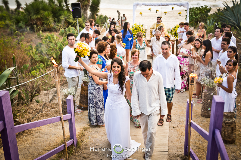 Noivos se despedindo do altar em fotografia de Mariana Seelinger Fotógrafa de Casamentos em Niterói e RJ