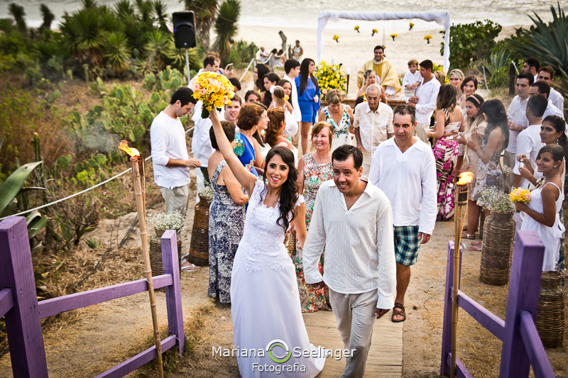 Noiva se despedindo com o bouquet na mão em fotografia de Mariana Seelinger Fotógrafa de Casamentos em Niterói e RJ