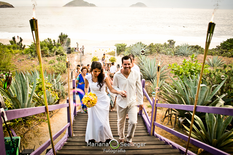 Casal de noivos saindo do altar em fotografia de Mariana Seelinger Fotógrafa de Casamentos em Niterói e RJ