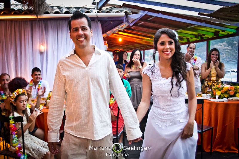 Noivos chegando a festa do casamento em fotografia de Mariana Seelinger Fotógrafa de Casamentos em Niterói e RJ