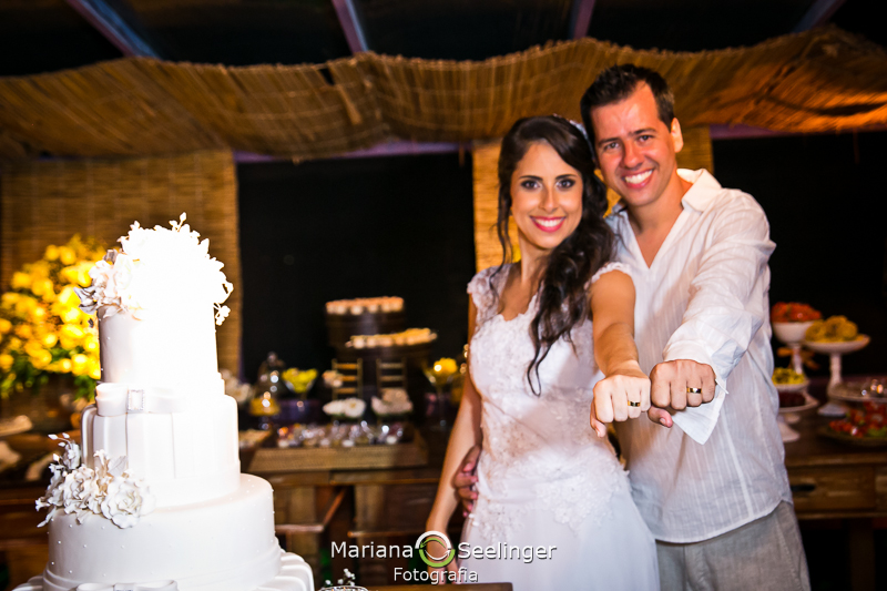 Foto detalhada das alianças nas mãos dos noivos em fotografia de Mariana Seelinger Fotógrafa de Casamentos em Niterói e RJ