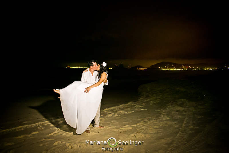 Noivo beijando a noiva com ela no colo em fotografia de Mariana Seelinger Fotógrafa de Casamentos em Niterói e RJ