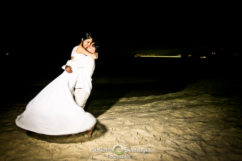 Noivos se abraçando em fotografia de Mariana Seelinger Fotógrafa de Casamentos em Niterói e RJ