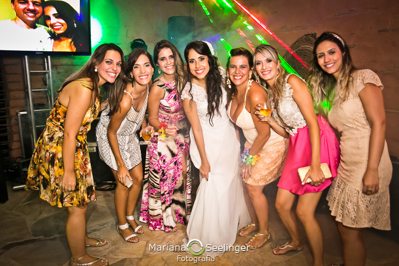 Noiva e familiares na pista de dança em fotografia de Mariana Seelinger Fotógrafa de Casamentos em Niterói e RJ