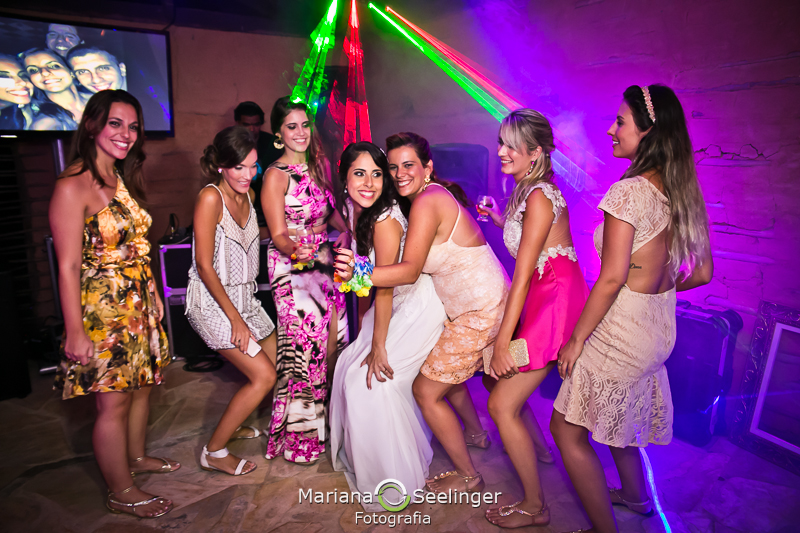 Foto da noiva dançando com suas familiares em fotografia de Mariana Seelinger Fotógrafa de Casamentos em Niterói e RJ