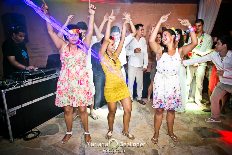 Convidados curtindo a pista de dança no casamento em camboinhas em fotografia de Mariana Seelinger Fotógrafa de Casamentos em Niterói e RJ