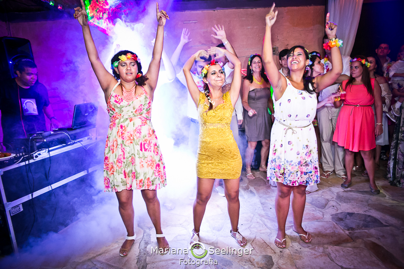 Convidados curtindo a festa em fotografia de Mariana Seelinger Fotógrafa de Casamentos em Niterói e RJ