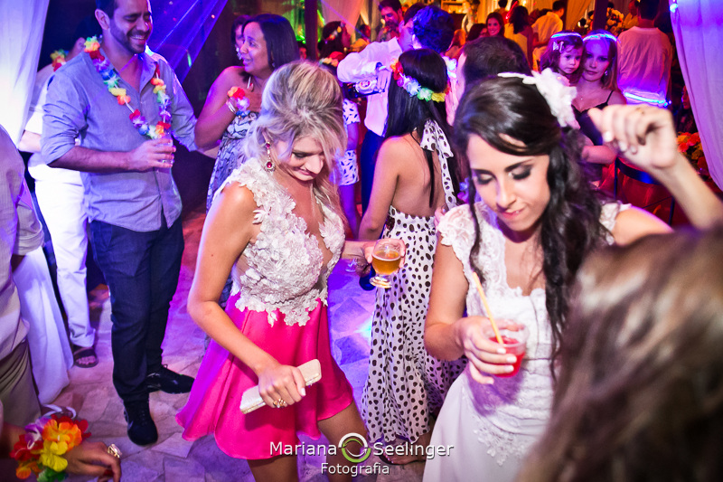 Madrinhas na pista de dança do casamento em fotografia de Mariana Seelinger Fotógrafa de Casamentos em Niterói e RJ