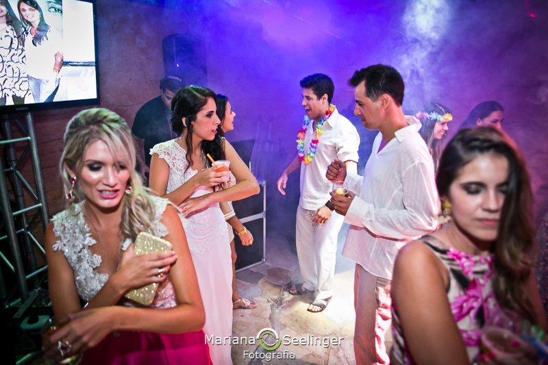 Noivos se divertindo na pista de dança em fotografia de Mariana Seelinger Fotógrafa de Casamentos em Niterói e RJ