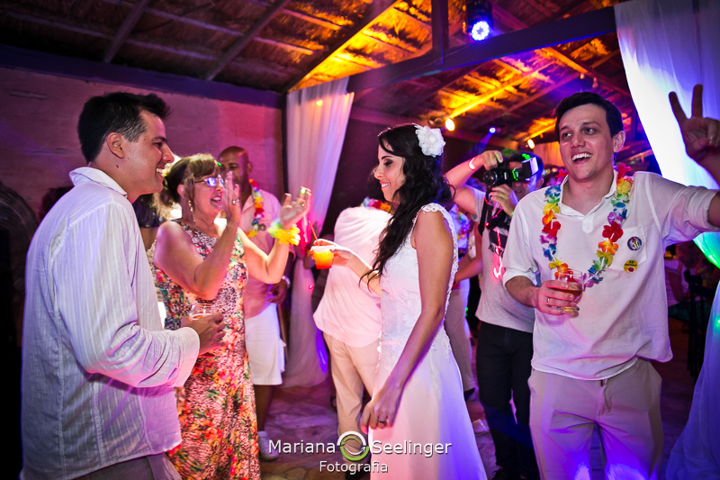Noiva curtindo seu casamento em camboinhas em fotografia de Mariana Seelinger Fotógrafa de Casamentos em Niterói e RJ