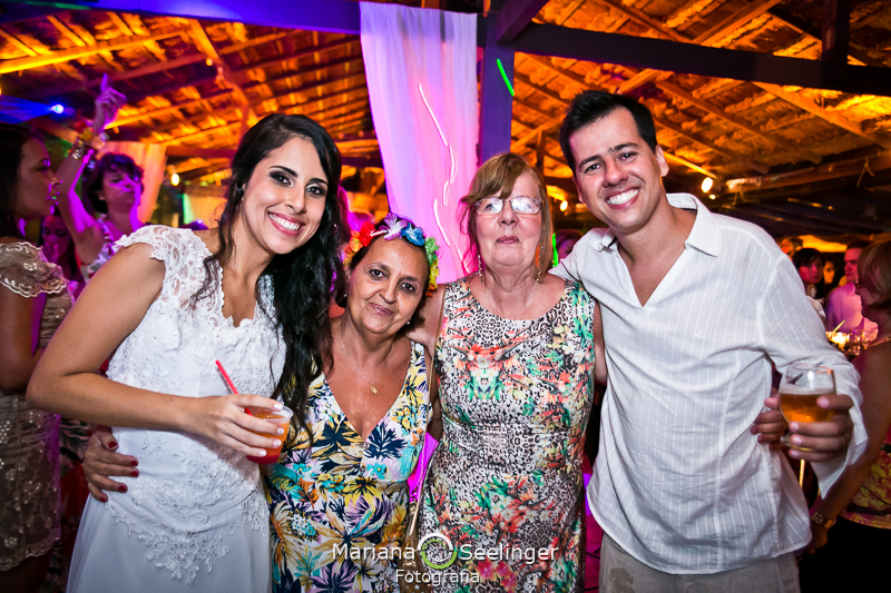 Casal de noivos e seus familiares em fotografia de Mariana Seelinger Fotógrafa de Casamentos em Niterói e RJ
