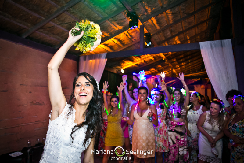 Noiva preparada pra jogar o bouquet em fotografia de Mariana Seelinger Fotógrafa de Casamentos em Niterói e RJ