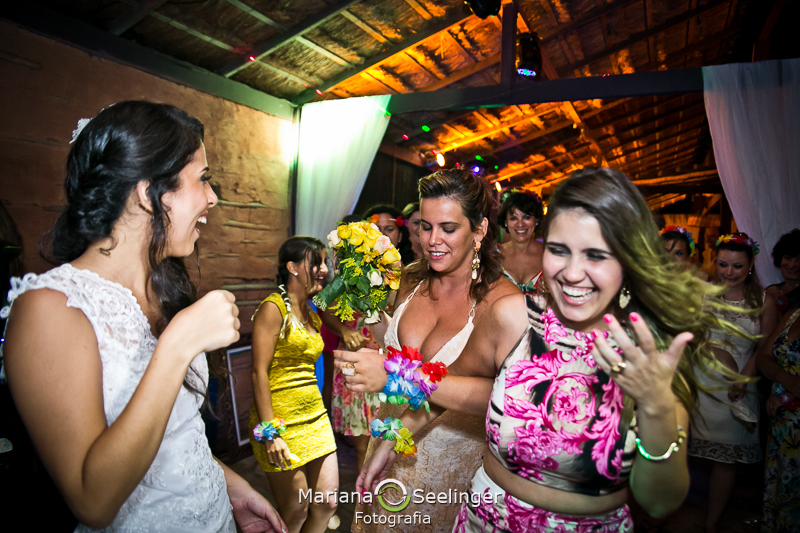 Convidada dos noivos que pego o bouquet di casamento em fotografia de Mariana Seelinger Fotógrafa de Casamentos em Niterói e RJ