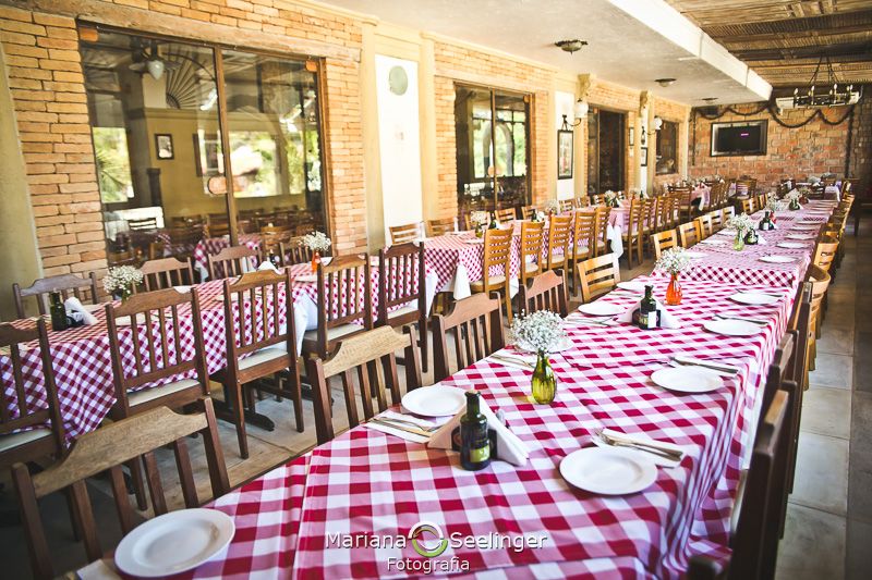 Decoração de Mini Wedding em restaurante tipo cantina italiana em Niterói pelo registro de Mariana Seelinger Fotografia de Casamentos e Famílias RJ