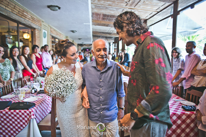 Pai da noiva entregando sua filha para o noivo em fotografia de Mariana Seelinger Fotógrafa de Casamentos em Niterói e RJ