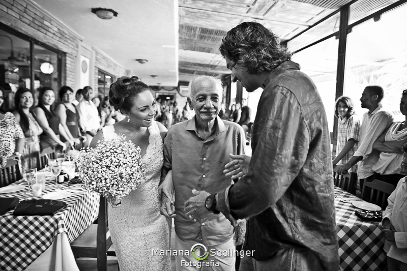 Noivo cumprimentando seu sogro no altar em fotografia de Mariana Seelinger Fotógrafa de Casamentos em Niterói e RJ