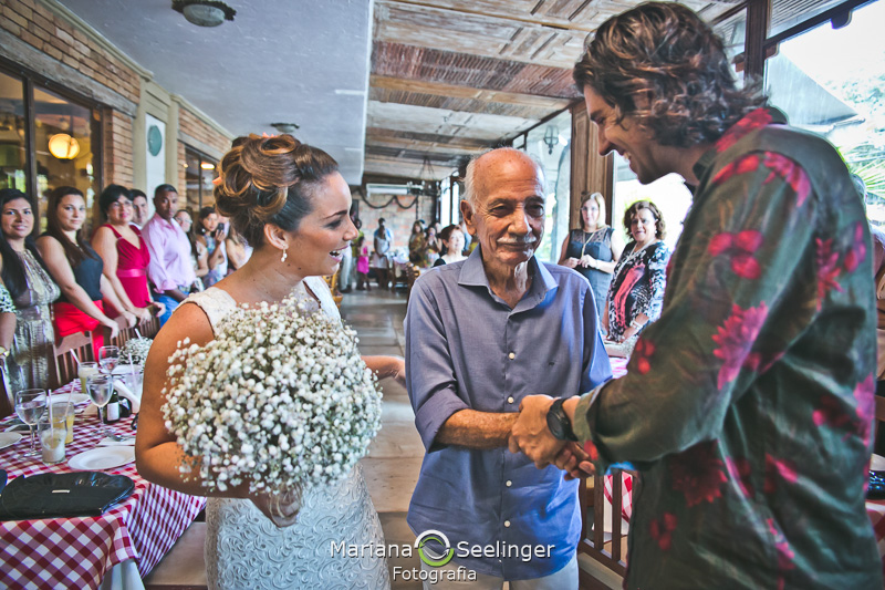 Pai da noiva muito emocionado cumprimentando o noivo de sua filha em fotografia de Mariana Seelinger Fotógrafa de Casamentos em Niterói e RJ
