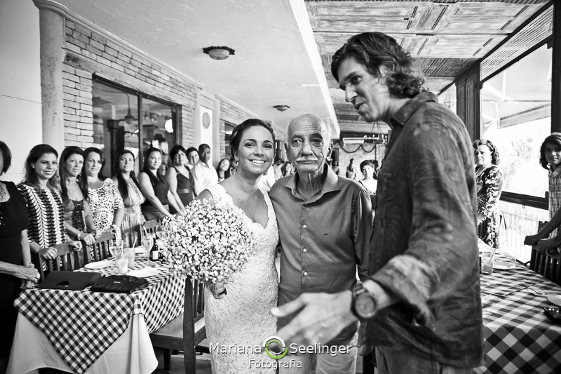 Noivos e o pai da noiva no altar em fotografia de Mariana Seelinger Fotógrafa de Casamentos em Niterói e RJ