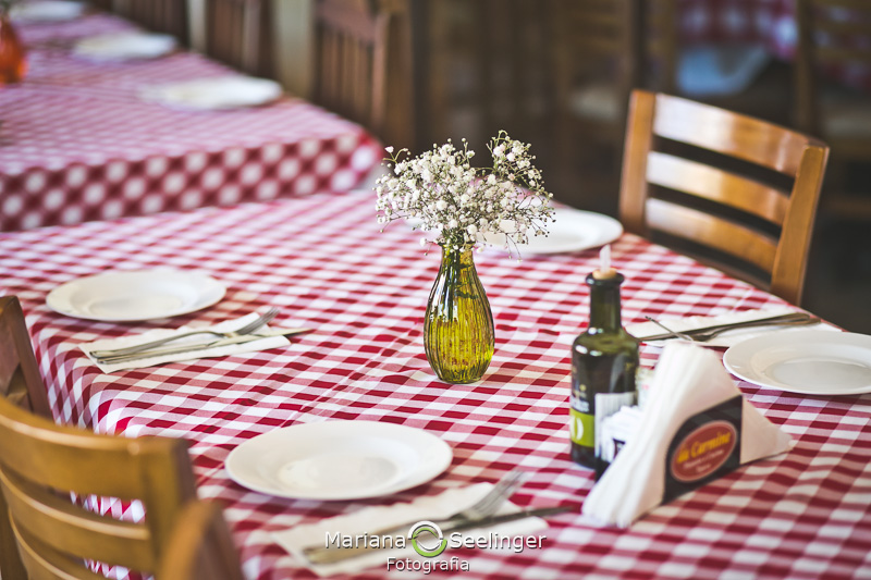 Detalhes da decoração da mesa do restaurante italiano da carmine em fotografia de Mariana Seelinger Fotógrafa de Casamentos em Niterói e RJ