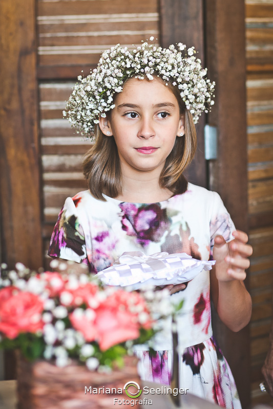 Fotografia da daminha aguardando o momento certo pra entrar em fotografia de Mariana Seelinger Fotógrafa de Casamentos em Niterói e RJ