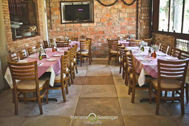 Decoração de Mini Wedding em restaurante tipo cantina italiana em Niterói pelo registro de Mariana Seelinger Fotografia de Casamentos e Famílias RJ