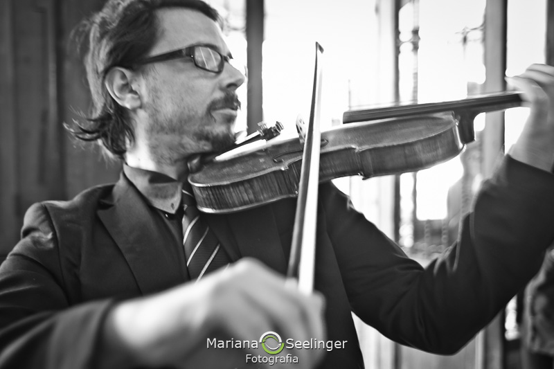 Violonista do casamento em fotografia de Mariana Seelinger Fotógrafa de Casamentos em Niterói e RJ