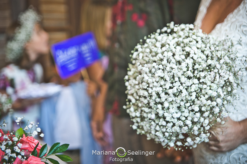 Foto que mostra o bouquet da noiva em fotografia de Mariana Seelinger Fotógrafa de Casamentos em Niterói e RJ