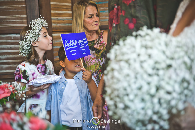 Fotografia do filho dos noivos em fotografia de Mariana Seelinger Fotógrafa de Casamentos em Niterói e RJ