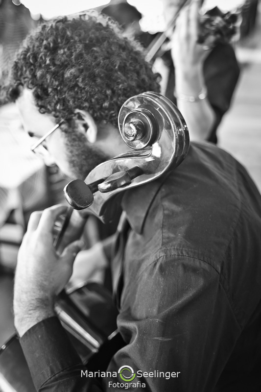 Músico que tocou no almoço de casamento no restaurante italiano da carmine em fotografia de Mariana Seelinger Fotógrafa de Casamentos em Niterói e RJ